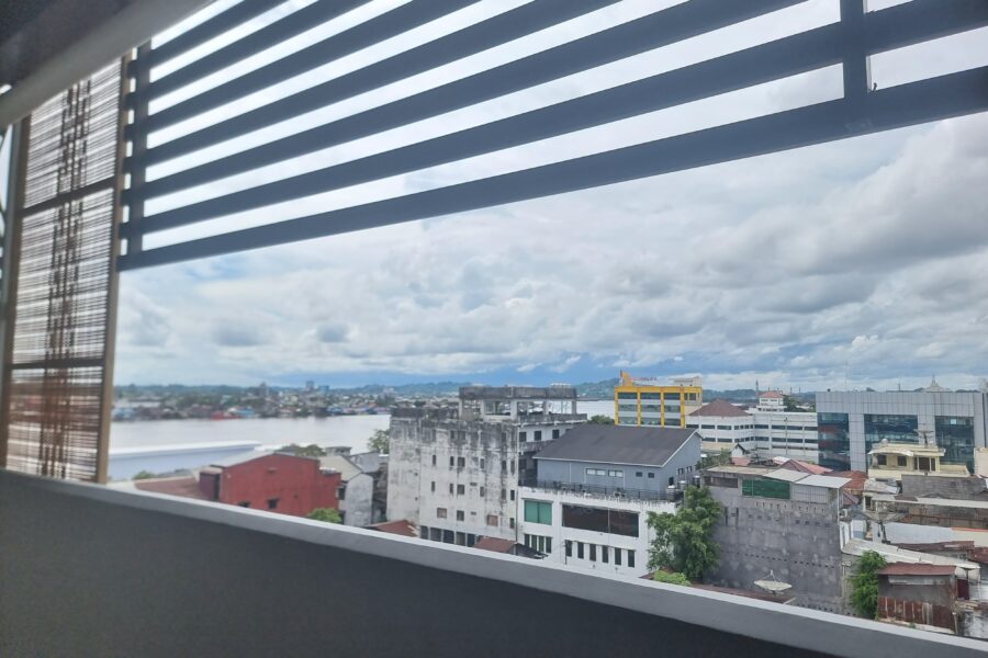 Celah pada dinding balkon lantai 6 blok A di Pasar Pagi Samarinda.