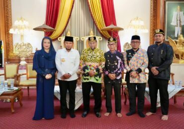 Gubernur Kaltim Bersilaturahmi ke Kedaton Kutai, Pemprov Tegaskan Penghormatan Adat Lewat Klarifikasi Resmi