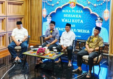Wali Kota Andi Harun Serahkan Dokumen Pengelolaan Aset Mobil Dinas Operasional ke Inspektorat