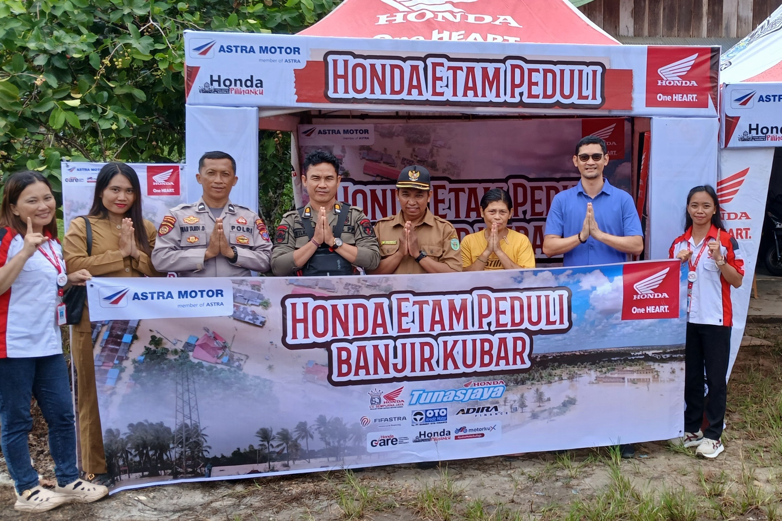 Astra Motor Kalimantan Timur 2 Serahkan Bantuan Korban Terdampak Banjir Kubar