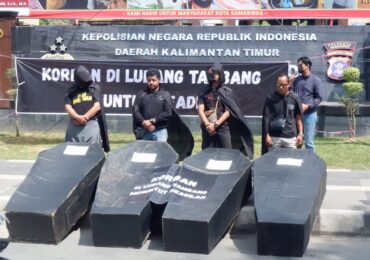 Koalisi Sipil Demo Polres Samarinda, Desak Perusahaan Biang Tewasnya Warga di Kolam Tambang Batu Bara