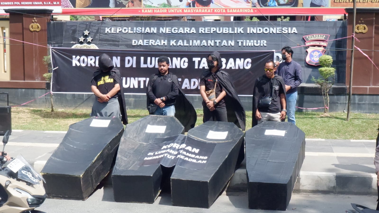 Koalisi Sipil Demo Polres Samarinda, Desak Perusahaan Biang Tewasnya Warga di Kolam Tambang Batu Bara