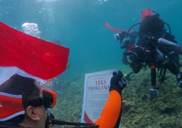 Kadis Pariwisata Kaltim Pimpin Pengibaran Bendera Bawah Laut di Pulau Miang Saat HUT ke-81 RI