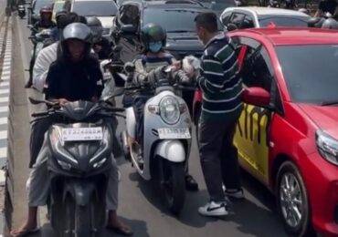 Komunitas Basket Eros Bagikan 20 Ribu Masker dan Nasi Kotak di Simpang Lembuswana Samarinda