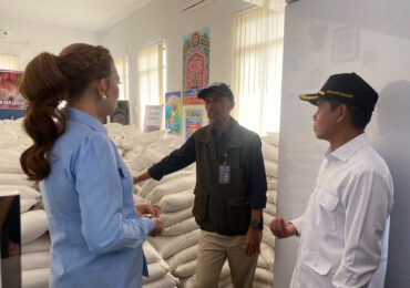 Helmi Abdullah Salurkan 54.000 Bantuan Paket Beras Presiden di Loa Bakung
